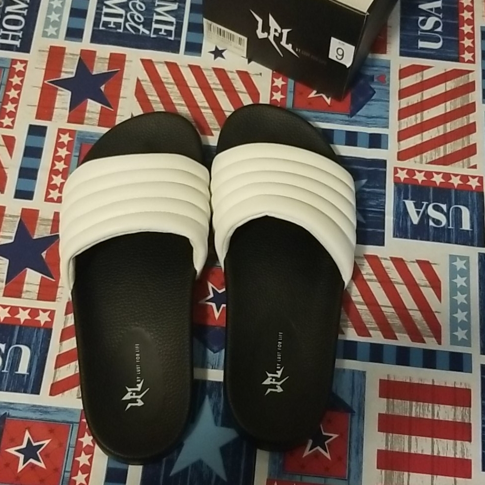 🦋 sale🦋New with box no lid sandals.